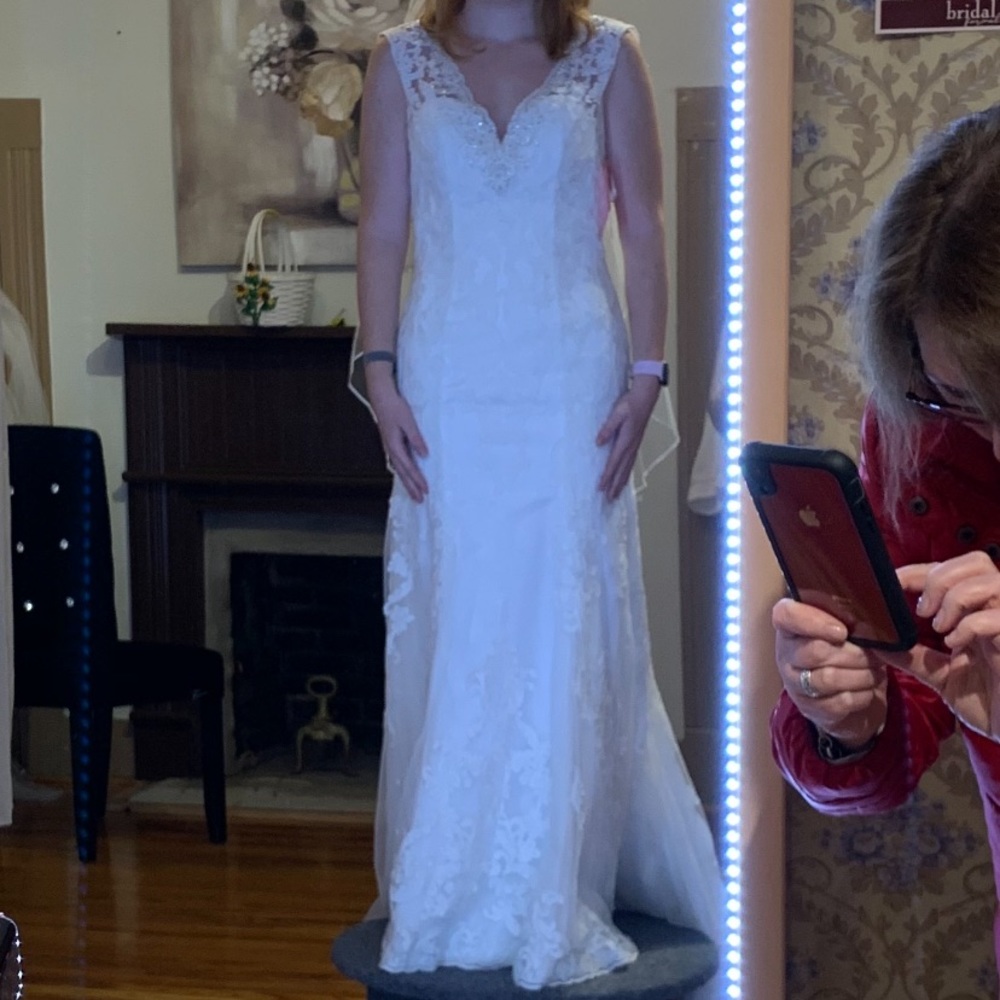 Ivory lace wedding dress, sheath silhouette - Picture 1 of 8